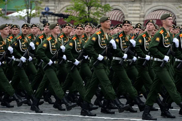 Cadetti della Scuola Superiore di Comando Militare di Mosca alla prova generale per la parata del Giorno della Vittoria sulla Piazza Rossa . — Foto Stock