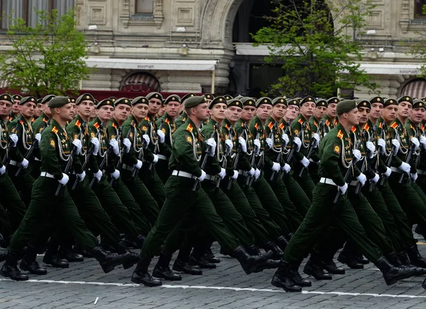 Cadetten van de Moskou hoger militaire opdracht School op de generale repetitie voor de parade van de dag van de overwinning op het Rode plein. — Stockfoto