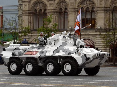  Btr-82a zırhlı personel taşıyıcı bir afiş geçit kostümlü prova sırasında Arctic sürümü.