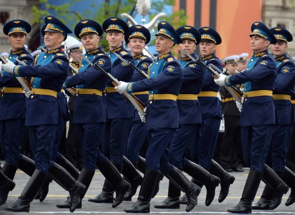 Servidores da guarda de honra do Regimento de Transfiguração do comandante separado no ensaio do Desfile da Vitória . — Fotografia de Stock