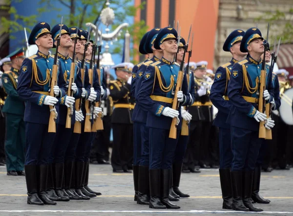 Soldaten der Ehrenwache des Verklärungsregiments des Sonderkommandanten bei der Generalprobe der Siegesparade. — Stockfoto