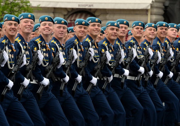 Курсанты Рязанской воздушно-десантной школы во время генеральной репетиции парада на Красной площади в честь Дня Победы
. 