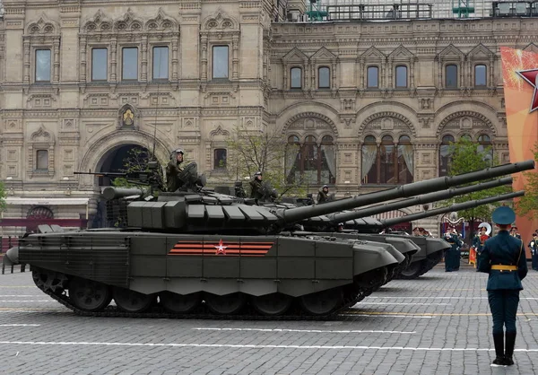 Serbatoio di battaglia principale russo T-72B3 alla prova generale per la parata del giorno della vittoria a Mosca sulla Piazza Rossa . — Foto Stock