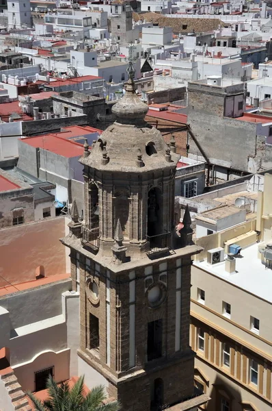 Starověký věž v přístavu Cádiz. — Stock fotografie