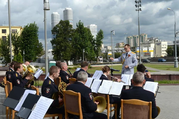La banda di ottone della polizia si esibisce su Prospekt Mira a Mosca . — Foto Stock