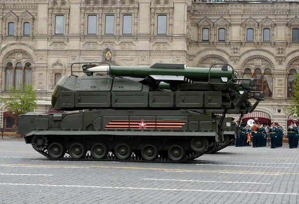 Het "Buk-M2" lucht raket verdedigingssysteem tijdens de repetitie van de militaire parade op het Rode plein ter ere van de dag van de overwinning. — Stockfoto