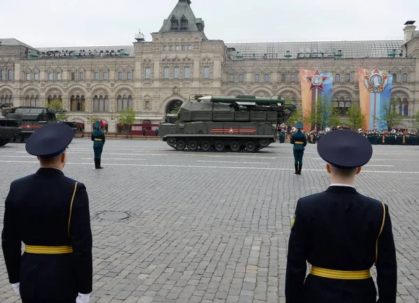 Le système de missiles antiaériens "BUK-M2" lors de la répétition du défilé militaire sur la Place Rouge en l'honneur du Jour de la Victoire . — Photo