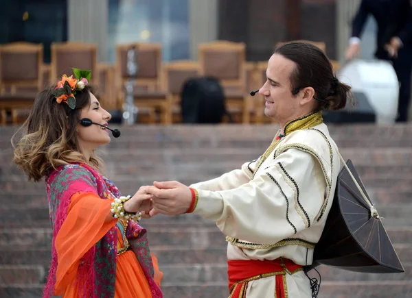 The Moscow folklore ensemble "Gornitsa" performs on the Prospekt Mira. — Stock Photo, Image