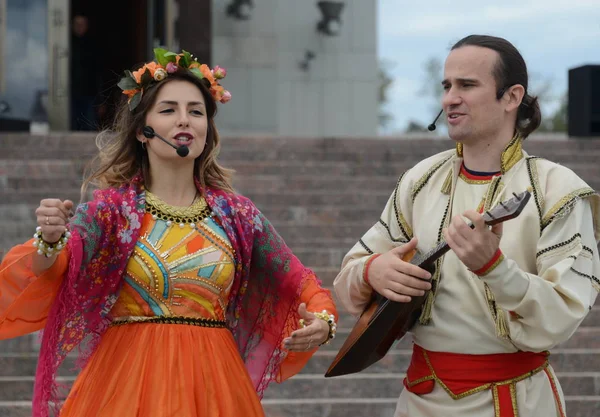 The Moscow folklore ensemble "Gornitsa" performs on the Prospekt Mira. — Stock Photo, Image