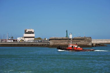 Cadiz, İspanya - 8 Temmuz 2011: Bağlantı noktası römorkör deniz şehir Cadiz liman.