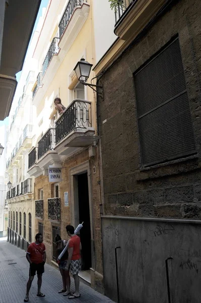 Tourists on the ancient street of Cadiz, one of the oldest cities in Western Europe. — Stock Photo, Image