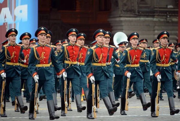Militairen van de erewacht van de afzonderlijke commandant Transfiguratie Regiment tijdens de repetitie van de overwinningsparade. — Stockfoto
