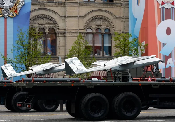 Onbemande luchtvaartuigen "Corsair" op het Rode plein tijdens de repetitie van de parade gewijd aan de 73ste verjaardag van de overwinning — Stockfoto