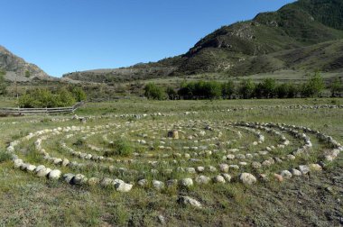  Ritüeller Bolshoy Yaloman dağ nehir kıyısında bir yer.