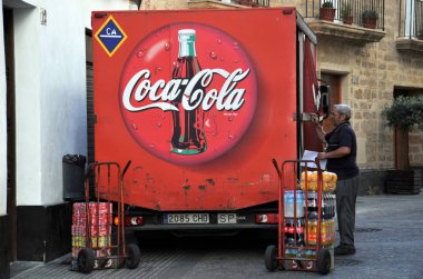 Cadiz, İspanya - 6 Temmuz 2011: Cadiz eski deniz şehir içinde belgili tanımlık stok için içecekler teslim.