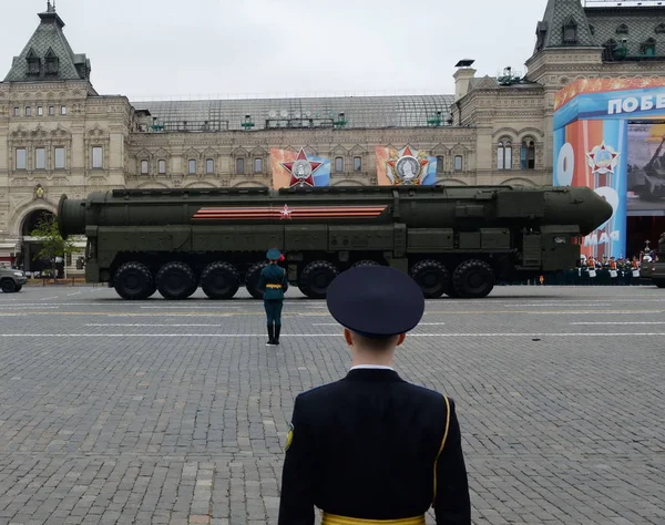 De strategische raket complexe "Yars" tijdens de repetitie van de parade ter ere van de dag van de overwinning in Moskou. — Stockfoto