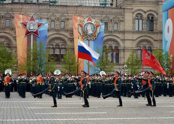 Soldados da guarda de honra são a bandeira nacional e a bandeira da vitória no ensaio do desfile . — Fotografia de Stock