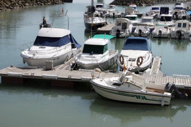 Cadiz, İspanya - 5 Temmuz 2011: Park deniz şehir Cadiz liman motorlu tekneler ve yatlar.