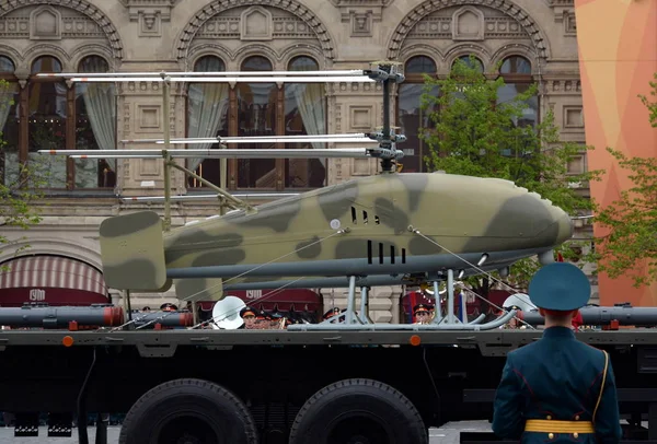 De onbemande vliegende voertuigen Katran op het Rode plein tijdens de repetitie van de overwinningsparade. — Stockfoto