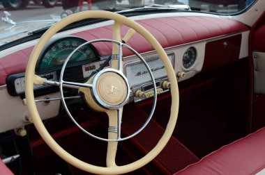  Salon eski bir araba 