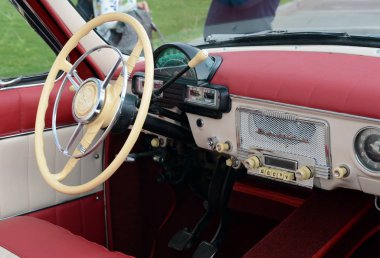  Salon eski bir araba 