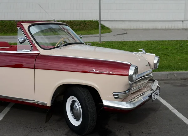 Soviet cabriolet "Volga" GAZ-21 on the street of Moscow — Stock Photo, Image