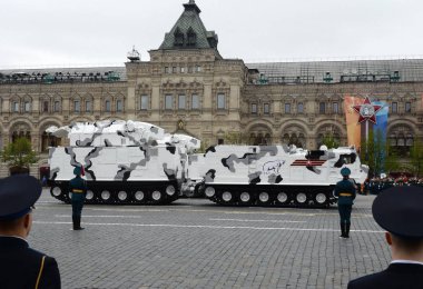  Zafer geçidi prova sırasında Tor-M2dt uçaksavar füze sisteminin Arctic sürüm.