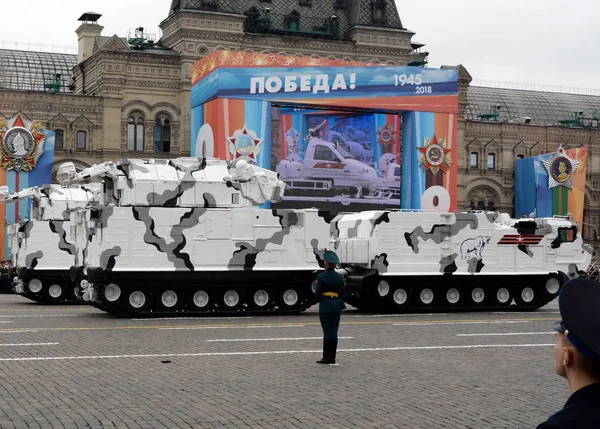 De Arctic versie van het Tor-M2dt anti-vliegtuigen raketten systeem tijdens de repetitie van de overwinningsparade. — Stockfoto