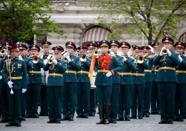 Militaire muzikanten tijdens de repetitie van de parade gewijd aan de 73ste verjaardag van de overwinning in de grote patriottische oorlog. — Stockfoto