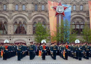  Büyük Vatanseverlik Savaşı zaferle 73 yıldönümü adanmış geçit töreni provası, askeri müzisyenler.