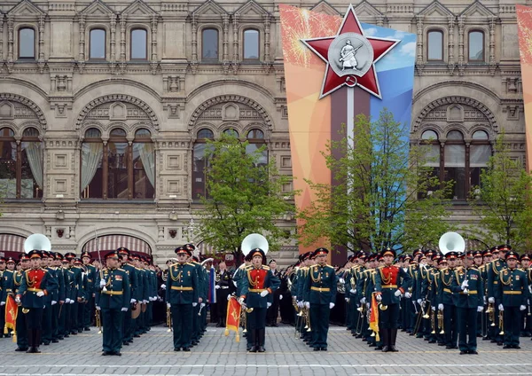 Military musicians at the rehearsal of the parade dedicated to the 73rd anniversary of the Victory in the great Patriotic war. — Stock Photo, Image
