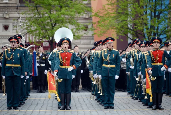 军事音乐家在游行的排练献身于伟大的爱国战争的胜利第七十三周年. — 图库照片
