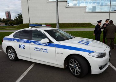  Moskova sokaklarında yol polis devriye arabası.