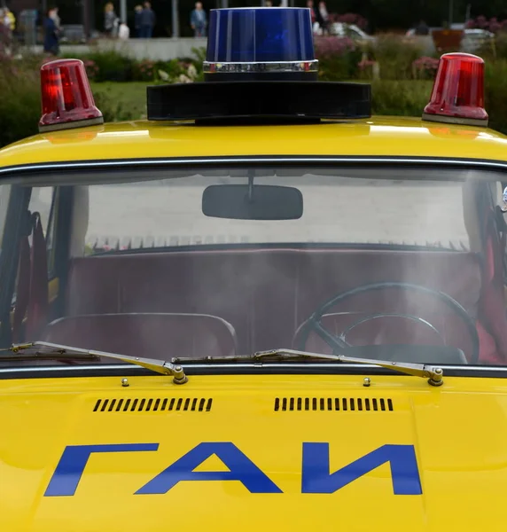老苏联汽车瓦斯21011在路巡逻服务的警车的版本. — 图库照片