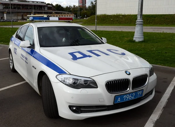 El coche es una patrulla de la policía vial en las calles de Moscú . — Foto de Stock