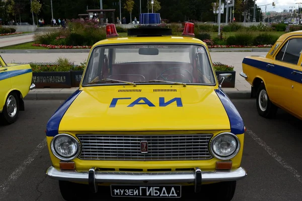 Staré sovětské auto Vaz 21011 v verzi policejního auta silniční hlídky služby. — Stock fotografie