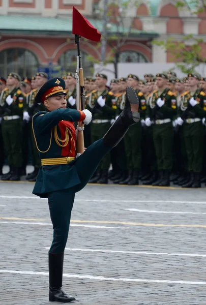 Lineaire soldaat tijdens de generale repetitie van de parade gewijd aan de overwinning in de grote patriottische oorlog. — Stockfoto