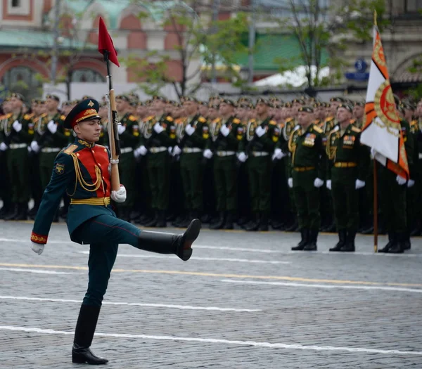 Soldado lineal durante el ensayo general del desfile dedicado a la Victoria en la Gran Guerra Patria . —  Fotos de Stock