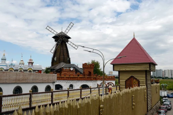Moara de vânt din lemn din Kremlinul Izmailovsky, Moscova — Fotografie, imagine de stoc