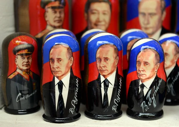 Lembranças-matryoshka bonecas com a imagem do presidente russo Vladimir Putin no balcão de lembranças em Moscou — Fotografia de Stock
