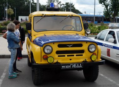  Retro araba sergisinde Sovyet polis arabası Uaz-469 İnsanlar
