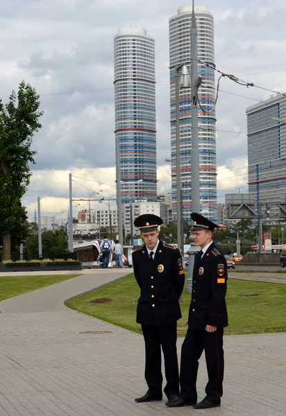 Os cadetes da polícia que guardam a ordem pública em Prospekt Mira Moscou . — Fotografia de Stock