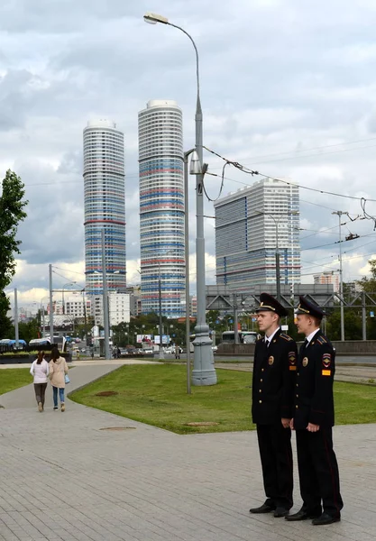 The cadets of the police guarding the public order at Prospekt Mira Moscow. — Stock Photo, Image