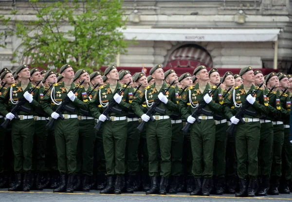 Cadetes de la Academia Militar de Defensa Aérea en el ensayo del desfile en honor al día de la Victoria . —  Fotos de Stock
