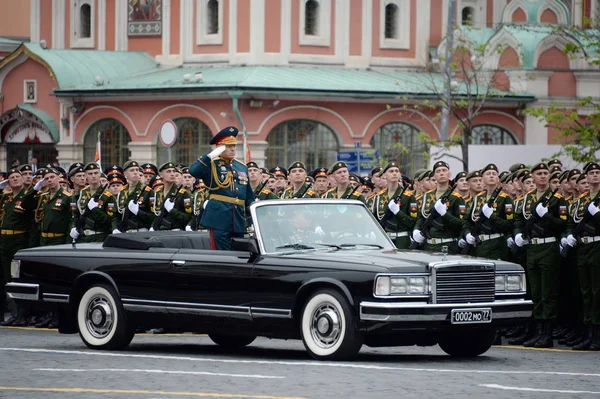 Comandante del desfile Comandante en jefe del Ejército Coronel General Oleg Salyukov en el ensayo del desfile de la Victoria — Foto de Stock