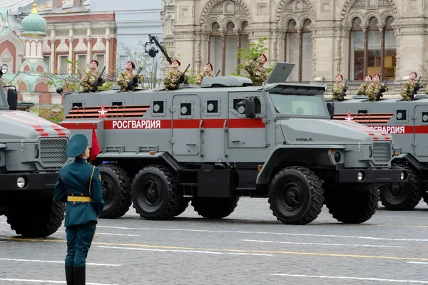 Carro blindado "Ural-VV" das tropas da Guarda Nacional durante o ensaio do desfile do Dia da Vitória na Praça Vermelha — Fotografia de Stock