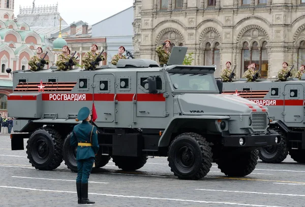 在红场胜利日阅兵彩排期间，国民警卫队的装甲车"乌拉尔-Vv" — 图库照片