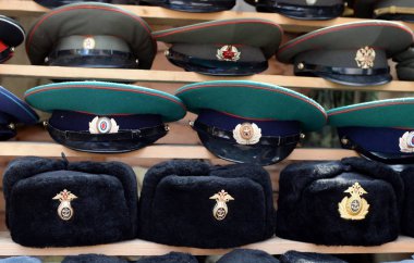  Moskova şehrinde bir hatıra tezgahına serilmiş Sovyet hamamböcekleri ile askeri kapaklar