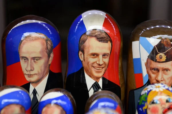 Emléktárgyak-Matryoshka babák ábrázoló orosz elnök, Vlagyimir Putin és a francia elnök Emmanuel Macron — Stock Fotó