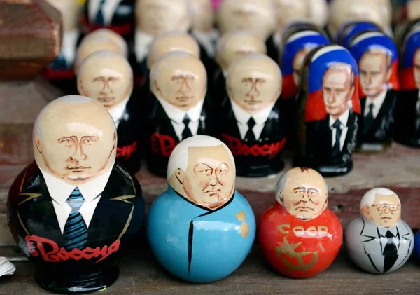 Bonecas Matrioska com a imagem de governantes russos no balcão de lembranças em Moscou . — Fotografia de Stock